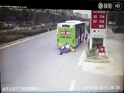  Scooter carrying four hits bus Tail