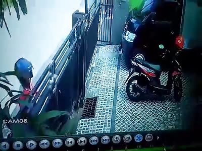 Thief kills shots at being thwarted by a motorcycle robbery