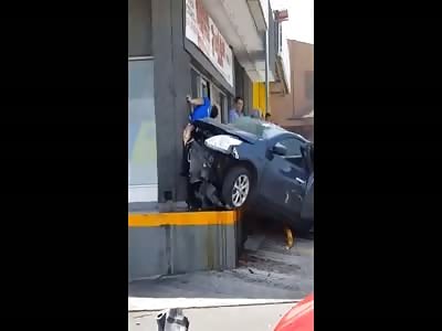 Man crushed against the wall by car  (Video + photo)