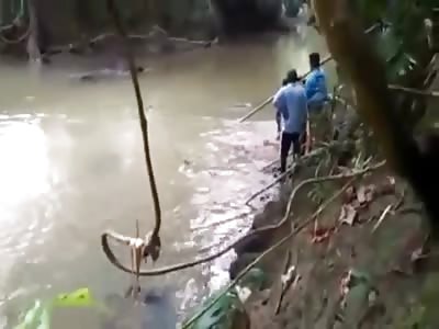 Final part of the video where they recover the corpse from the mouth of a crocodile