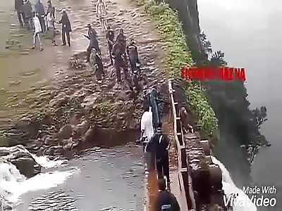 Dead Bodies removed from Amboli Waterfall accident