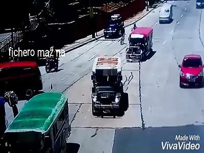 ARE SAVED OF MIRACLE: truck in reverse atop motorcyclist and biker and these are saved from dying