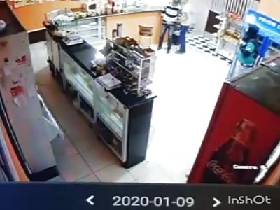 THE THIEF DIES TO SHOTS FOR THE OWNER OF THE SHOP
