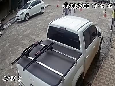 Two women start fighting in the street.