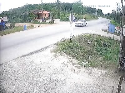 Motorcyclist dies crushed by truck