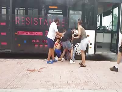 Aggression of a bus driver by a couple of tourists in IBIZA Spain