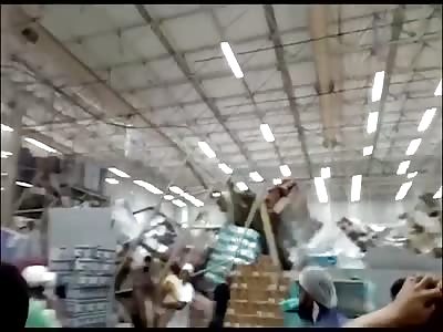 Supermarket shelves collapses in Brazil ( correct footage with fake scenes removed).