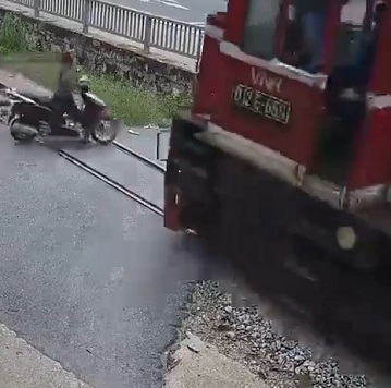 Scooter Woman Meets The Pain Train (Full)
