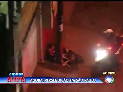 Polices do a drive by shooting to brazilian crimminals on pursuit 