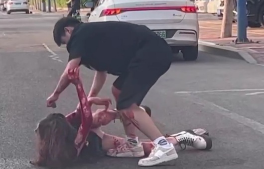 Boyfriend Stabs his Girl in the Middle of the Street.