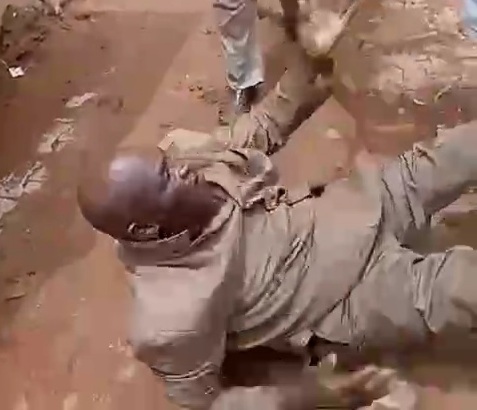 The Minister of the Interior of Niger Beaten up by the Population. 