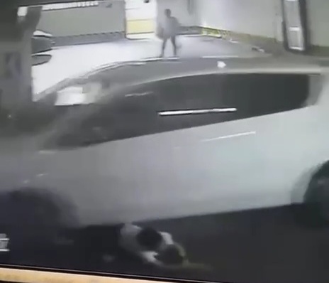 Two kid crushed by woman driver in parking in front of the father f