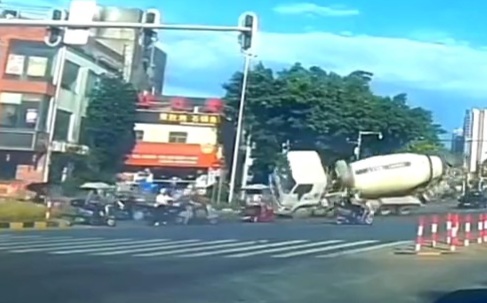 Cement truck lost control in Zengcheng killing many motorcyclists 
