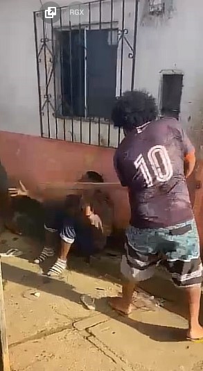 Thief beaten in Salvador alley