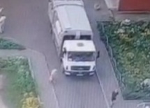 garbage truck driver ran over a granny in the courtyard of the house