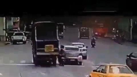 Poor motorcyclist trapped between speeding truck and car 