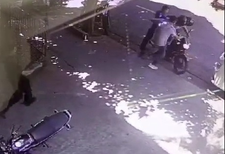 Motorcycle Thief caught red handed gets what he deserves 