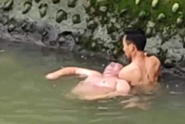 Chinese old man drowned in river