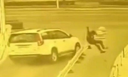 Chinese guard run and jump to save his live from stupid female driver