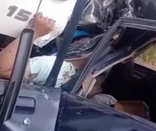 [ HORRIFIC FOOTAGE]Driver lost control crushed dead by big truck 