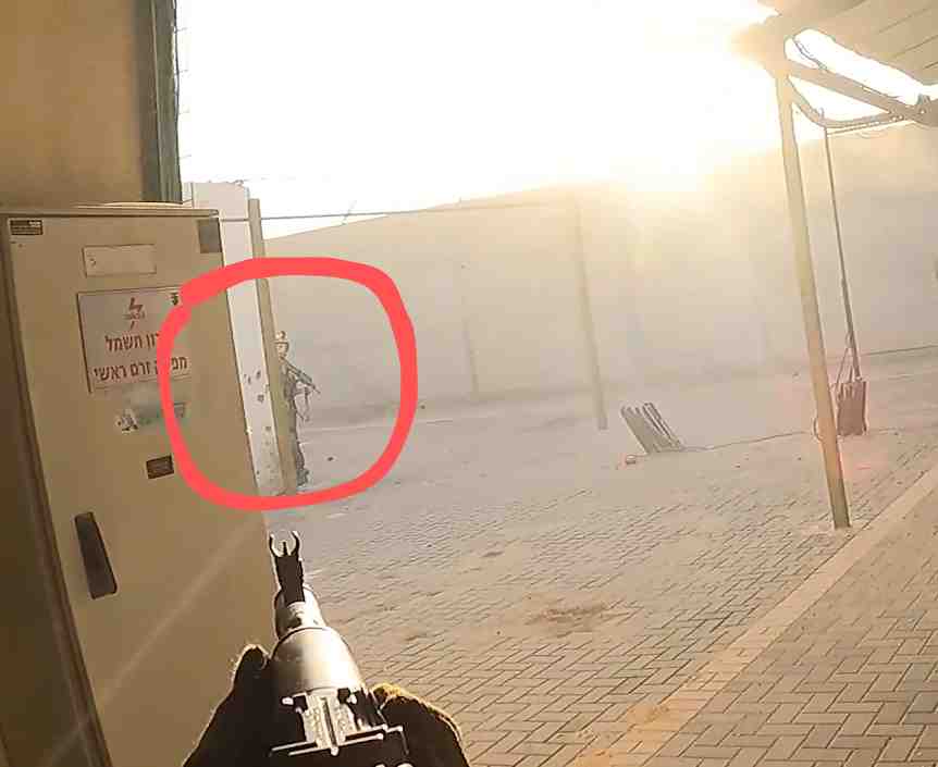 Israeli Soldier Gets Overrun And Killed On Camera