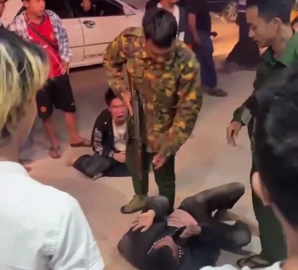Two Chinese thieves arrested and punished in street 