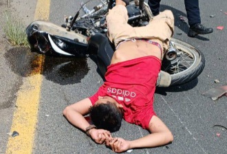 Motorcyclist crashed dead by big truck 