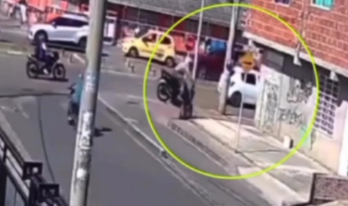 motorcyclist loses his life after crashing into a wall