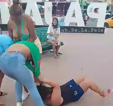 [Tits out] Ecuadorian girls fighting 