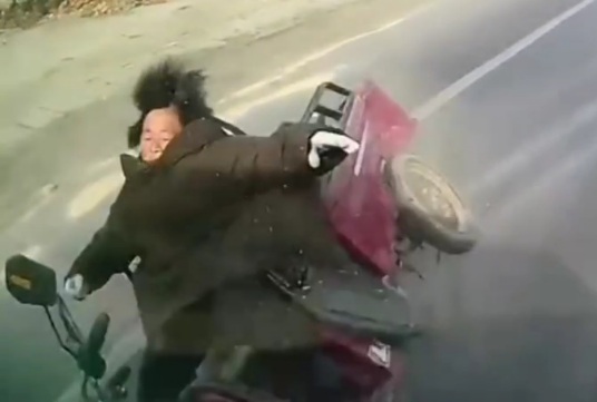 Stupid old Chinese woman driving tricycle crashed by speeding car 