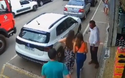 Crazy Dude Brutally Punches Pretty Girl For no Reason.