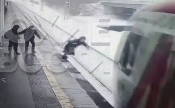 teenager jokingly boxing,lost his balance and falls under train 