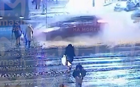 Russian driver lost control crashed two old woman 
