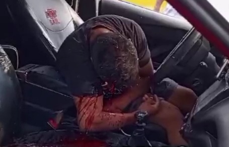 Two gang members executed in their car by sicario on motorcycle 