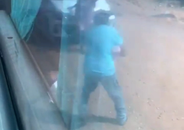 Two bus passengers purposely crashed by criminals on speeding car 