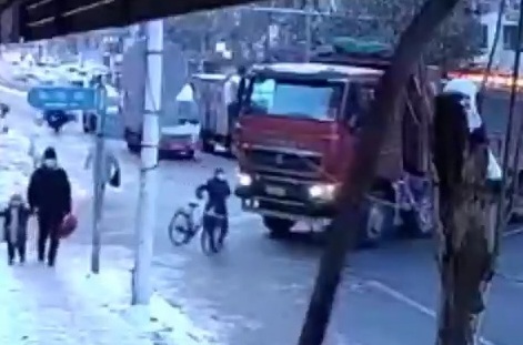 Young Chinese girl pushing her bike crashed dead under big truck 
