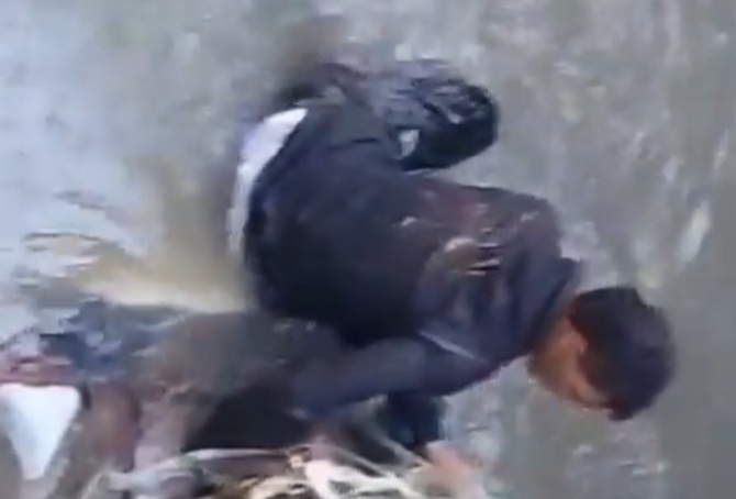 Thief stoned and forced to swim into sewer for trying to steal from la