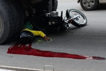 Motorcyclist crashed dead under big truck 