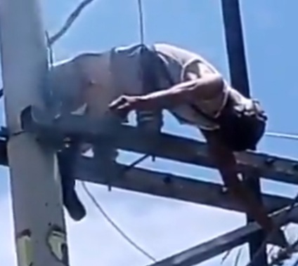 [ACCIDENT AND AFTERMATH]Worker electrocuted to death in Rio DeJaneiro 