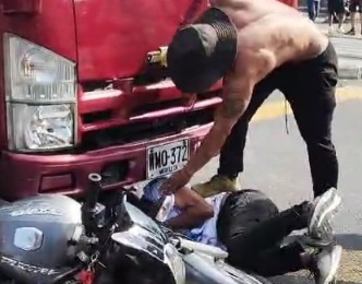 Thief on motorcycle crashed by truck and punished hard 