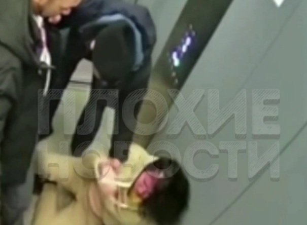 Abusive Russian man beating the shit out of his wife in elevator 