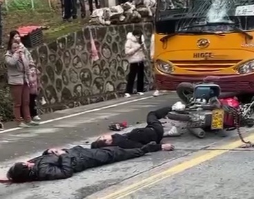 [ACCIDENT AND AFTERMATT]3 motorcyclist crashed hard on speeding bus