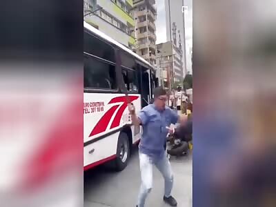 Bus driver wielding a Machete defends his passengers 