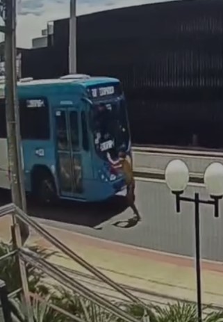 Moron tried to stop the bus in the city of Vila Velha Brazil