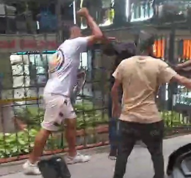  Thief punished hard and stabbed by angry crowds 