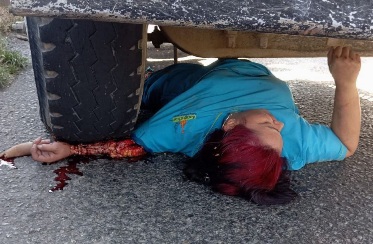 Female motorcyclist crashed under big truck 