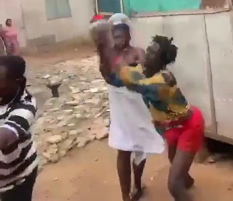 She hit by mistake the man that protect her with rock to the head 