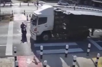 Motorcyclist crossing street crashed by speeding truck 