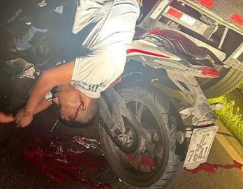 Fatal horrible motorcycle crash leave man stuck in back of truck 