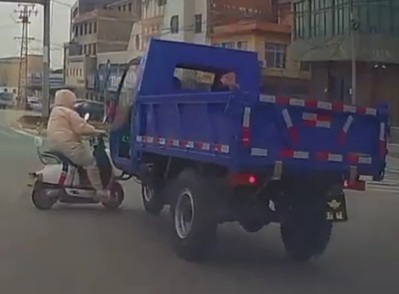 Chinese girl on electric scooter horrifically crashed by tricycle 